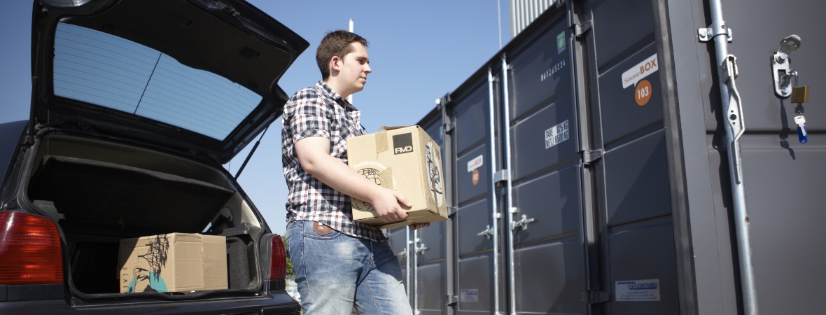 Déchargement de cartons à partir de voiture pour self-stockage Sésame Box