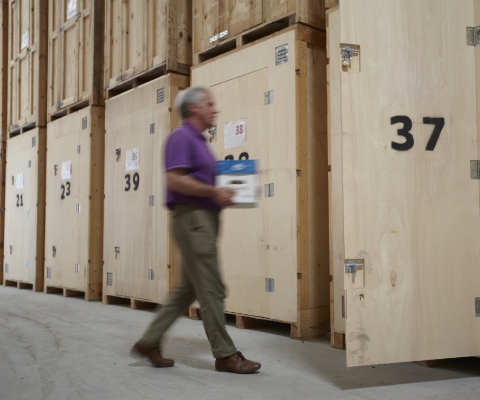 Professionnel qui stocke ses archives dans un box Sésame Box à Laval
