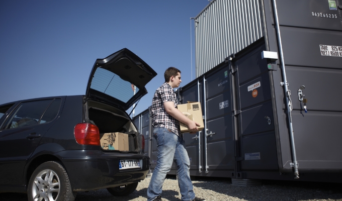 Déchargement de cartons à partir de voiture pour self-stockage Sésame Box