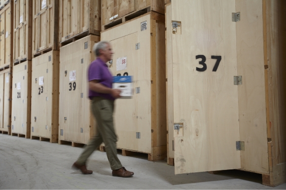 Professionnel qui stocke ses archives dans un box Sésame Box à Laval